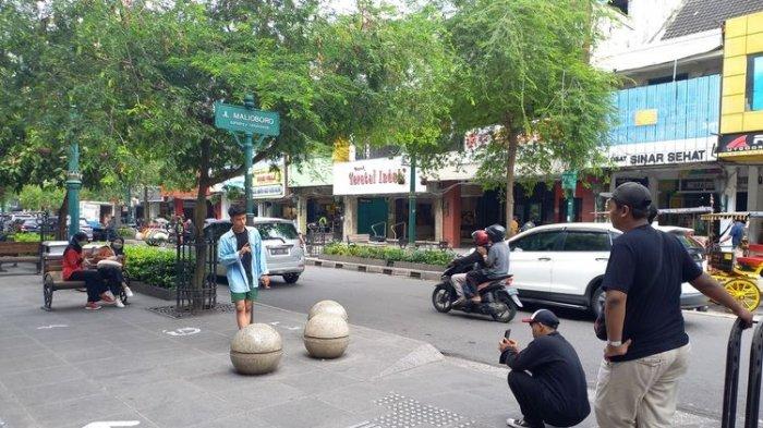 Ilustrasi wisatawan berfoto di Malioboro, Yogyakarta. KOMPAS.COM/WISANG SETO PANGARIBOWO