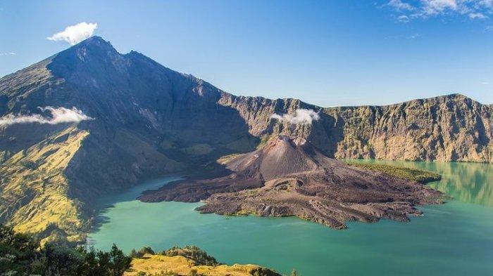 Ilustrasi - Pemandangan kawah Gunung Rinjani, SHUTTERSTOCK/K_Boonnitrod
