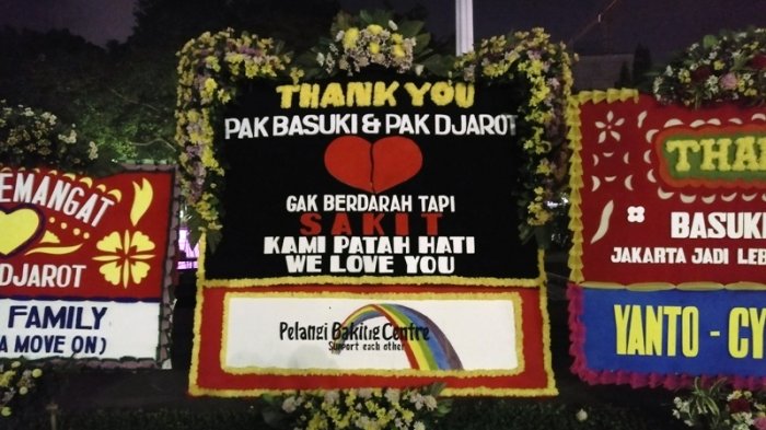 Karangan bunga dari pendukung 'baper' Gubernur dan Wakil Gubernur DKI Basuki Tjahaja Purnama (Ahok) dan Djarot Saiful Hidayat menghiasi halaman gedung Balai Kota DKI Jakarta, Jalan Medan Merdeka Selatan, Jakarta Pusat, Rabu (26/4/2017) pagi.)