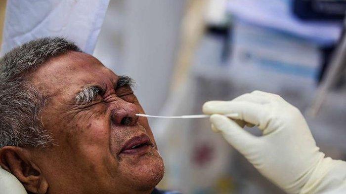 Ilustrasi pengambilan sampel saat tes PCR