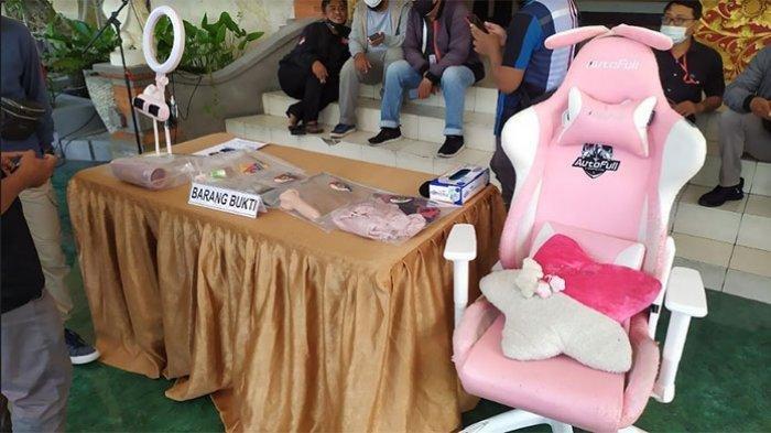 Polisi juga mengamankan sejumlah barang bukti saat menangkap RR