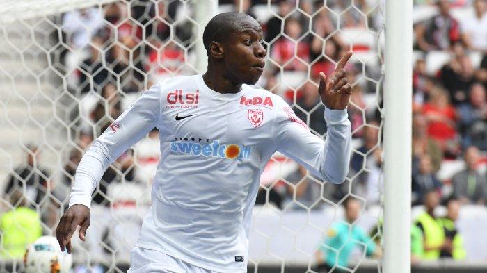 Pemain depan Prancis Nancy Junior Dale merayakan setelah mencetak gol selama pertandingan Sepak Bola L1 Prancis antara OGC Nice dan AS Nancy Lorraine di Stadion Allianz Riviera, di Nice, pada 15 April 2017.