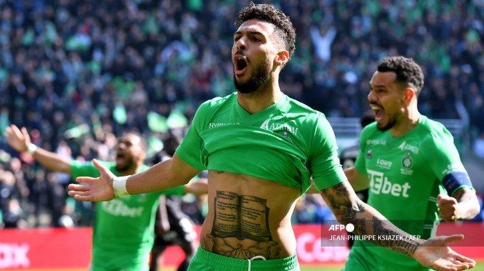 Pemain depan Saint-Etienne Gabon, Denis Bouanga merayakan setelah mencetak gol selama pertandingan sepak bola L1 Prancis antara Saint-Etienne (ASSE) dan FC Metz di The Geoffroy Guichard Stadium di Saint-Etienne, Prancis tenggara, pada 6 Maret 2022.