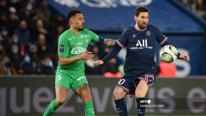 Bek Saint-Etienne Prancis Timothee Kolodziejczak (kiri) berebut bola melawan penyerang Paris Saint-Germain Argentina Lionel Messi selama pertandingan sepak bola L1 Prancis antara Paris-Saint Germain (PSG) dan Saint-Etienne (ASSE) di Stadion The Parc des Princes di Paris pada 26 Februari 2022.