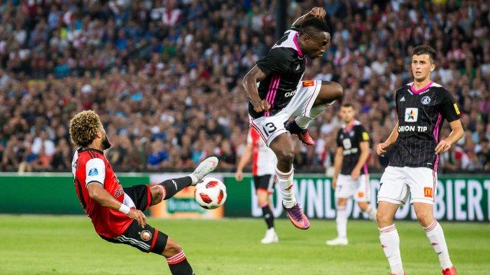 Pemain Feyenoord Tonny Vilhena (kiri) berebut bola dengan pemain Trencin Philip Azango (tengah) selama pertandingan sepak bola kualifikasi leg kedua Liga Eropa UEFA antara Feyenoord dan Trencin di Stadion Feijenoord di Rotterdam pada 16 Agustus 2018.