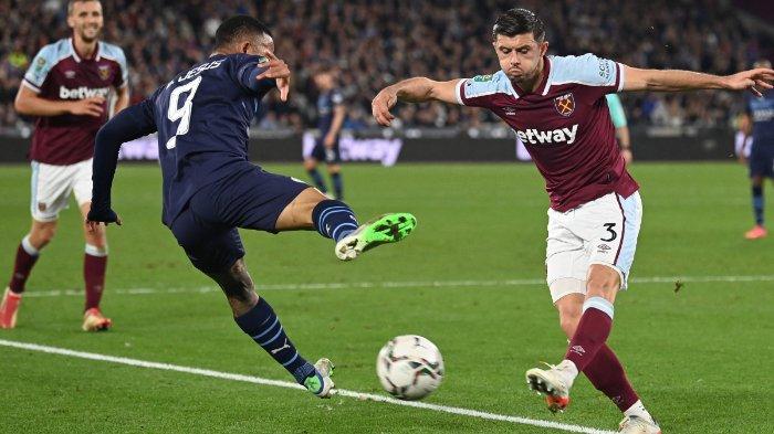 Bek West Ham United Inggris Aaron Cresswell (kanan) bersaing dengan striker Manchester City dari Brasil Gabriel Jesus (kiri) selama pertandingan sepak bola babak 16 besar Piala Liga Inggris antara West Ham United dan Manchester City di Stadion London di London timur pada 27 Oktober 2021 .