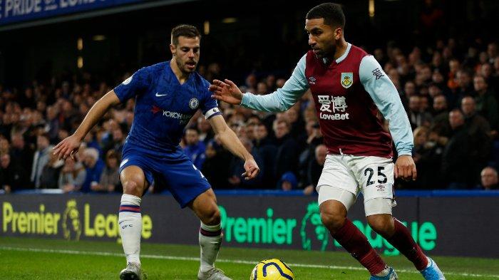 Bek Chelsea asal Spanyol Cesar Azpilicueta (kiri) bersaing dengan gelandang Burnley Inggris Aaron Lennon selama pertandingan sepak bola Liga Premier Inggris antara Chelsea dan Burnley di Stamford Bridge di London pada 11 Januari 2020.