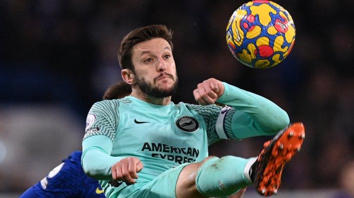 Gelandang Brighton Inggris Adam Lallana mengontrol bola pada pertandingan sepak bola Liga Premier Inggris antara Chelsea dan Brighton and Hove Albion di Stamford Bridge di London pada 29 Desember 2021.