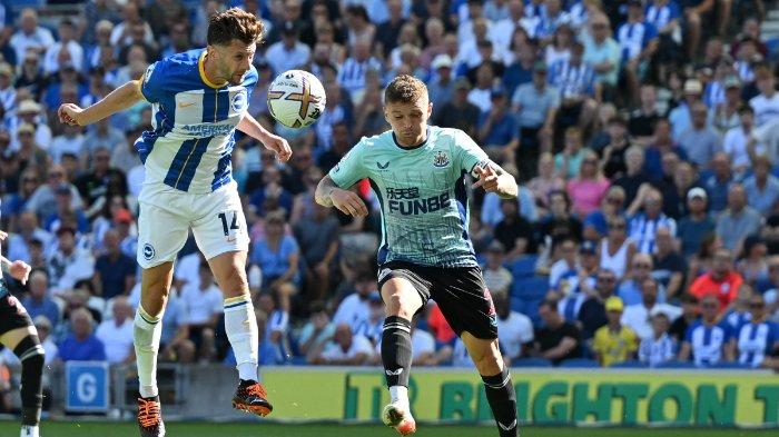 Sundulan gelandang Brighton Inggris Adam Lallana (kiri) diselamatkan saat pertandingan sepak bola Liga Premier Inggris antara Brighton and Hove Albion dan Newcastle United di American Express Community Stadium di Brighton, Inggris selatan pada 13 Agustus 2022.