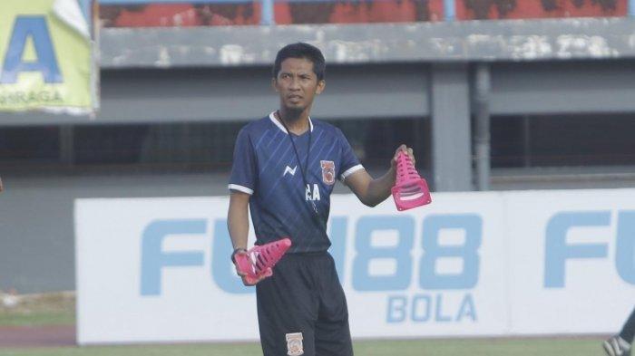 Asisten Pelatih Borneo FC, Ahmad Amiruddin pada sesi latihan Borneo FC, di Stadion Segiri.
