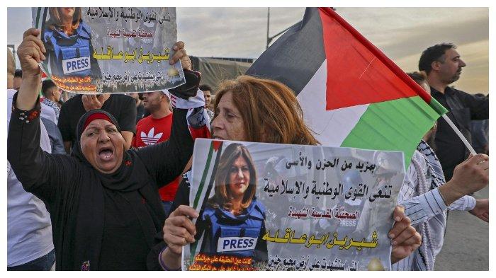 Warga Palestina memprotes aksi penembakan terhadap jurnalis Al-Jazeera, Shireen Abu Akleh, ketika sedang meliput serbuan Israel di Tepi Barat, 11 Mei 2022.