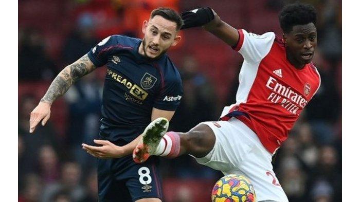 Albert Sambi Lokonga (kanan) berebut bola dengan Josh Brownhill dalam laga Arsenal vs Burnley pada lanjutan pekan ke-23 Liga Inggris 2021-2022 yang digelar di Stadion Emirates, London, Minggu (23/1/2022) waktu setempat.