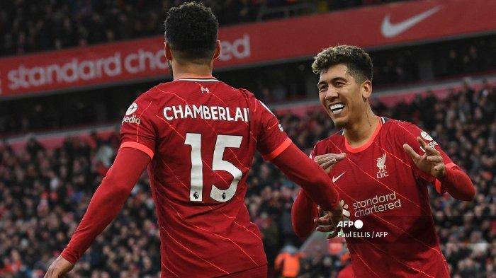 Gelandang Liverpool Inggris Alex Oxlade-Chamberlain (kiri) merayakan mencetak gol kedua timnya dengan gelandang Liverpool Brasil Roberto Firmino selama pertandingan sepak bola Liga Premier Inggris antara Liverpool dan Brentford di Anfield di Liverpool, barat laut Inggris pada 16 Januari 2022.