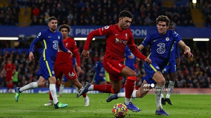 Bek Chelsea asal Spanyol Marcos Alonso (kanan) bersaing dengan gelandang Liverpool Inggris Alex Oxlade-Chamberlain (2R) selama pertandingan sepak bola Liga Premier Inggris antara Chelsea dan Liverpool di Stamford Bridge di London pada 2 Januari 2022.