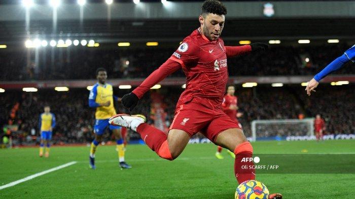 Gelandang Liverpool Inggris Alex Oxlade-Chamberlain mengontrol bola selama pertandingan sepak bola Liga Premier Inggris antara Liverpool dan Southampton di Anfield di Liverpool, Inggris barat laut pada 27 November 2021.