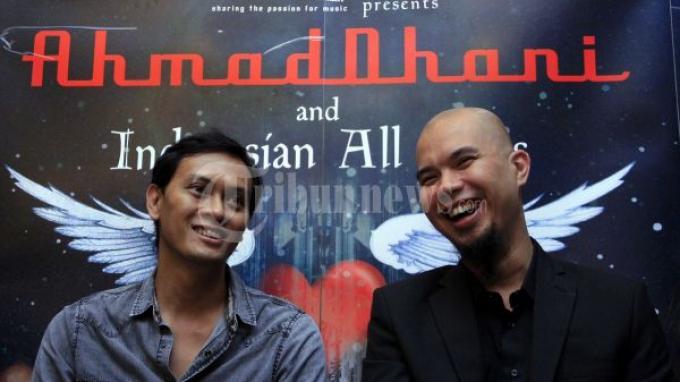 Musisi Ahmad Dhani bersama Andra Ramadhan saat menghadiri konferensi pers jelang penyelenggaraan konser tunggal Ahmad Dhani di Epicentrum, Jakarta, Kamis (22/03/2012).