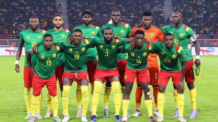 (Kiri-Kanan Atas) Penyerang Kamerun Karl Toko Ekambi, bek Jean-Charles Castelletto, gelandang Andre-Frank Zambo Anguissa, penyerang Moumi Ngamaleu, penjaga gawang Andre Onana, penyerang Vincent Aboubakar, (kiri bawah) bek Collins Fai, gelandang Martin Hongla , gelandang Samuel Oum Gouet dan bek Nouhou Tolo berpose sebelum pertandingan semifinal Piala Afrika 2021 antara Kamerun dan Mesir di Stade d'Olembe di Yaounde pada 3 Februari,