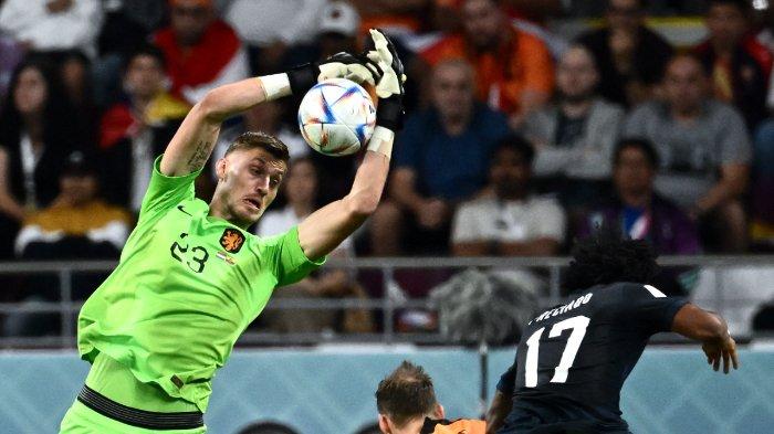Kiper Belanda Andries Noppert melakukan penyelamatan selama pertandingan sepak bola Grup A Piala Dunia 2022 Qatar antara Belanda dan Ekuador di Stadion Internasional Khalifa di Doha pada 25 November 2022.