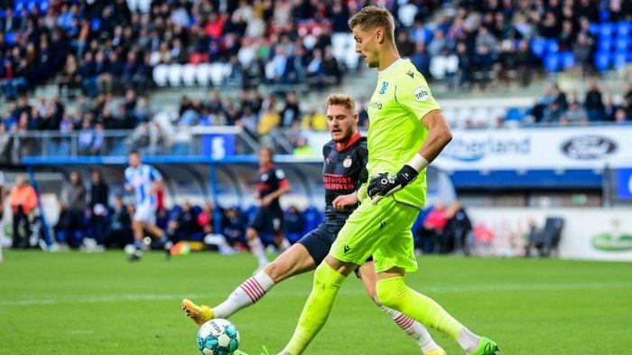 Kiper Heerenveen Andries Noppert (kanan) menendang bola saat pertandingan sepak bola Eredivisie Belanda antara SC Heerenveen dan PSV Eindhoven di Stadion Abe Lenstra di Heerenveen, pada 9 Oktober 2022.