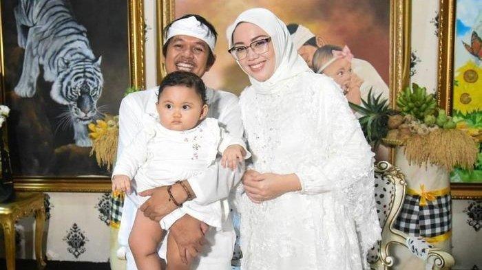 Foto kebersamaan Bupati Purwakarta, Anne Ratna Mustika, dan suaminya, Dedi Mulyadi, bersama buah hati.