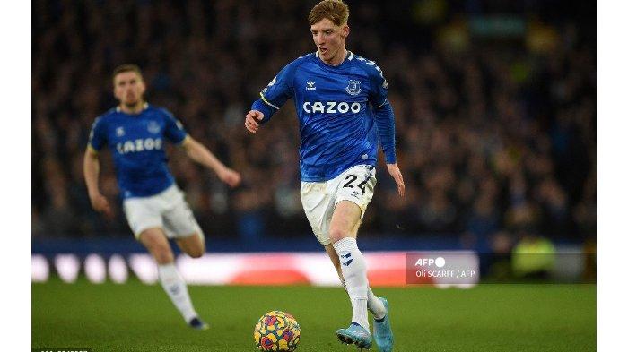 Striker Everton Inggris Anthony Gordon berlari dengan bola selama pertandingan sepak bola Liga Premier Inggris antara Everton dan Manchester City di Goodison Park di Liverpool, barat laut Inggris pada 26 Februari 2022.