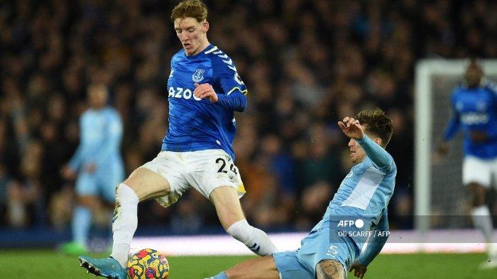 Striker Everton Inggris Anthony Gordon (kiri) bersaing dengan bek Manchester City Inggris John Stones (kanan) selama pertandingan sepak bola Liga Premier Inggris antara Everton dan Manchester City di Goodison Park di Liverpool, barat laut Inggris pada 26 Februari 2022.