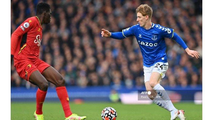 Gelandang Watford asal Senegal Ismaila Sarr (kiri) bersaing dengan striker Everton Inggris Anthony Gordon selama pertandingan sepak bola Liga Premier Inggris antara Everton dan Watford di Goodison Park di Liverpool, Inggris barat laut pada 23 Oktober 2021.