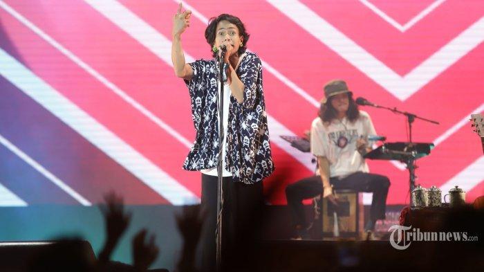 Band Fourtwnty menjadi pembuka pada festival musik Tamagochill di Tennis Indoor Senayan, Jakarta, Kamis (21/11/2019). Grup musik yang beranggotakan Ari Lesmana (vokal), Nuwi (gitar), dan Roots (gitar) itu tampil membawakan sejumlah lagu seperti Realita dan Zona Nyaman.