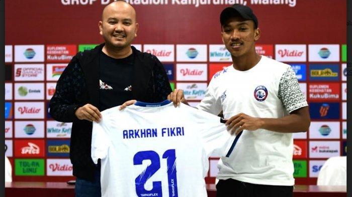 Manajer Arena FC memperkenalkan Pemain Baru Arema FC Arkhan Fikri di Stadion Kanjuruhan, Kabupaten Malang, Rabu (15/6/2022). Arkhan Firkri adalah pemain timnas U-19 dan dikontrak Arema FC dengan durasi 5 tahun.