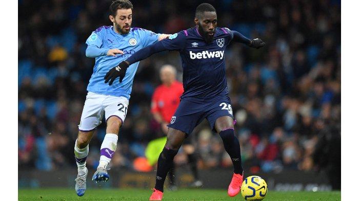 Bek West Ham United asal Prancis Arthur Masuaku (kanan) bersaing dengan gelandang Manchester City asal Portugal Bernardo Silva (kiri) selama pertandingan sepak bola Liga Premier Inggris antara Manchester City dan West Ham United di Stadion Etihad di Manchester, barat laut Inggris, pada 19 Februari, 2020.