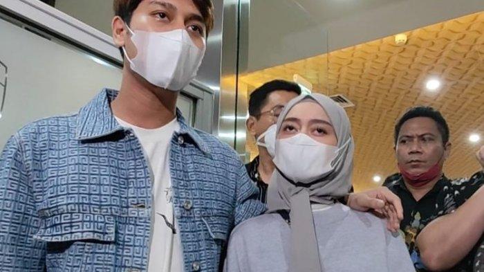 Artis Rizky Billar dan Lesti Kejora di Mabes Polri, Jakarta, Rabu (20/4/2022).