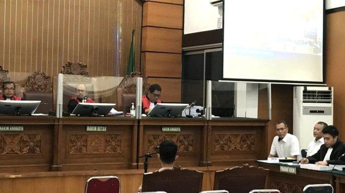 Asisten rumah tangga (ART) Ferdy Sambo, Diryanto alias Kodir dalam sidang kasus obstruction of justice atau perintangan proses penyidikan terkait perkara dugaan pembunuhan berencana terhadap Nofriansyah Yosua Hutabarat atau Brigadir J dengan terdakwa Hendra Kurniawan dan Agus Nurpatria di Pengadilan Negeri (PN) Jakarta Selatan, Kamis (3/11/2022).