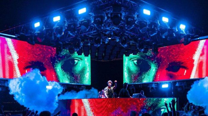 Hiburan musik DJ di Atlas Beach Fest.