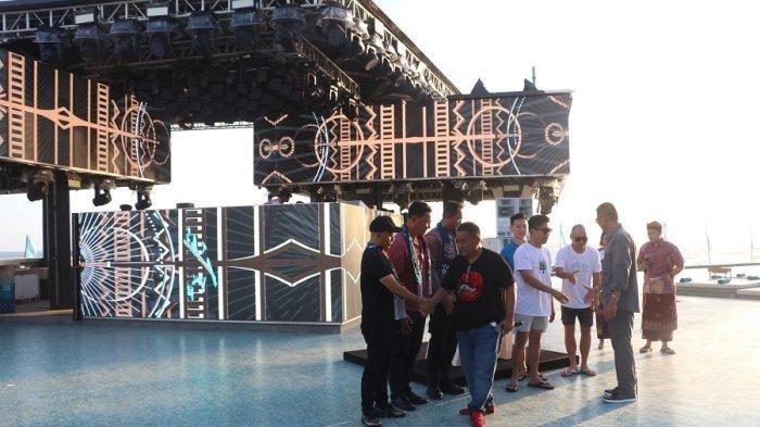 Pengusaha Bali Ajik Krisna saat disalami oleh Hotman Paris usai melakukan prosesi pembukaan Atlas Beach Fest, Senin 18 Juli 2022.