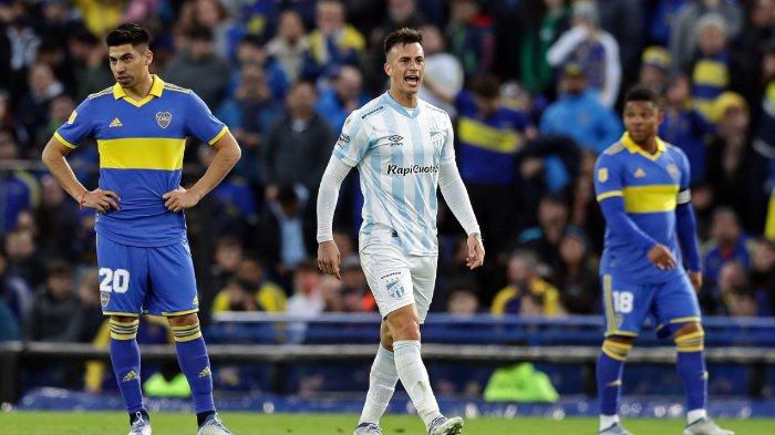 Penyerang Atletico Tucuman Augusto Lotti (tengah) melakukan selebrasi setelah mencetak gol ke gawang Boca Juniors dalam pertandingan Argentina Professional Football League Tournament 2022 di stadion La Bombonera di Buenos Aires, pada 28 Agustus 2022.