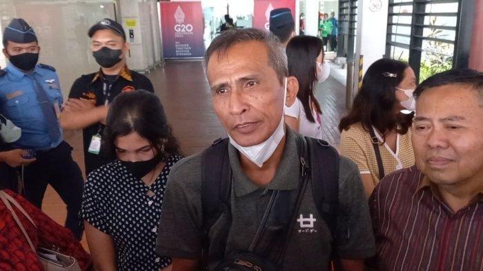 Ayah Brigadir J, Samuel Hutabarat, bersama rombongan keluarga dan kekasih Brigadir J tiba di Terminal 2 Bandara Soekarno-Hatta, Tangerang, jelang sidang Selasa (25/10/2022).