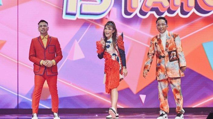 Ayu Dewi bersama Raffi Ahmad dan Denny Cagur di acara Dahsyat