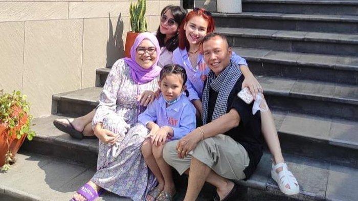 Ayu Ting Ting saat berlibur dengan keluarganya.