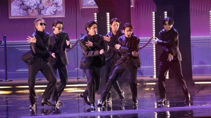BTS tampil di atas panggung Penghargaan GRAMMY Tahunan ke-64 di MGM Grand Garden Arena pada 03 April 2022 di Las Vegas, Nevada.