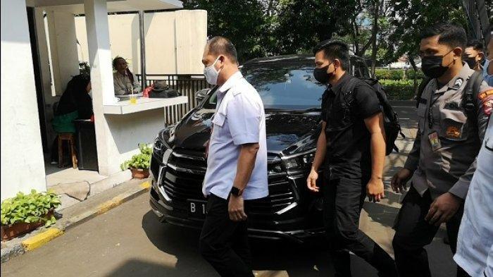 Bharade E yang memakai pakaian serba hitam dan menggendong tas hitam juga saat mendatangi Komnas HAM, Selasa (26/7/2022).