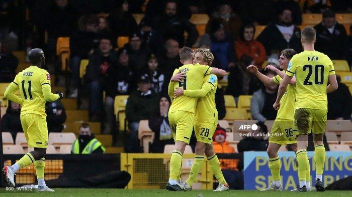Striker Brentford asal Finlandia Marcus Forss (kedua dari kiri) merayakan dengan rekan satu timnya setelah mencetak gol pembuka pertandingan sepak bola putaran ketiga Piala FA Inggris antara Port Vale dan Brentford di Vale Park di Stoke-on-Trent, timur laut Inggris pada 8 Januari 2022.