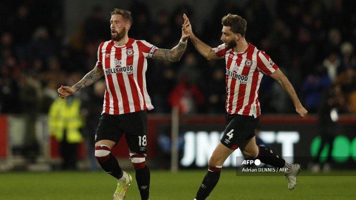 Bek Brentford asal Swedia Pontus Jansson (kiri) merayakan dengan bek Inggris Brentford Charlie Goode (kanan) setelah mencetak gol pertama mereka selama pertandingan sepak bola Liga Premier Inggris antara Brentford dan Watford di Brentford Community Stadium di London pada 10 Desember 2021.