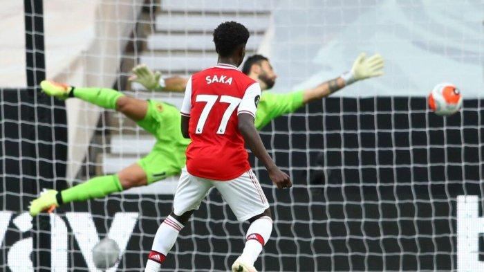 Pemain muda Arsenal, Bukayo Saka, menaklukkan kiper Wolverhampton Wanderes Rui Patricio pada laga Liga Inggris di Stadion Molineux, Minggu (7/5/2020) dini hari WIB. Arsenal menang 2-0 di laga ini. Salah satu gol disumbangkan Saka.
