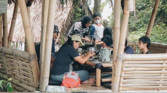 Pengunjung sedang menikmati hidangan di Bukit Air Resto, Bogor, Jawa Barat, Indonesia.