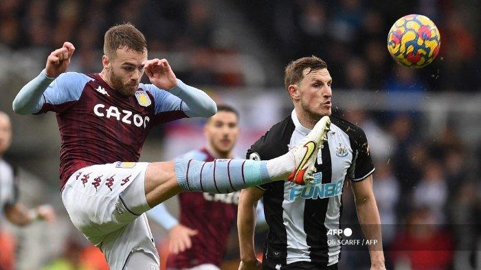 Bek Aston Villa Inggris Calum Chambers (kiri) membersihkan bola selama pertandingan sepak bola Liga Premier Inggris antara Newcastle United dan Aston Villa di St James' Park di Newcastle-upon-Tyne, Inggris timur laut pada 13 Februari 2022.
