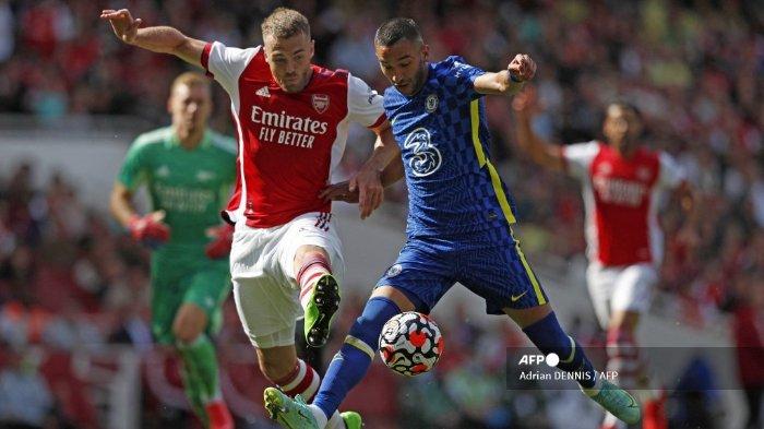 Bek Arsenal Inggris Calum Chambers (kiri) bersaing dengan gelandang Chelsea Maroko Hakim Ziyech (kanan) selama pertandingan sepak bola persahabatan pra-musim antara Arsenal dan Chelsea di The Emirates Sadium di London utara pada 1 Agustus 2021.