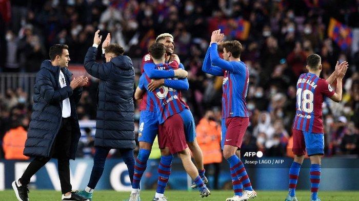 Para pemain Barcelona merayakan kemenangan mereka di akhir pertandingan sepak bola liga Spanyol antara FC Barcelona dan Club Atletico de Madrid di stadion Camp Nou di Barcelona pada 6 Februari 2022.