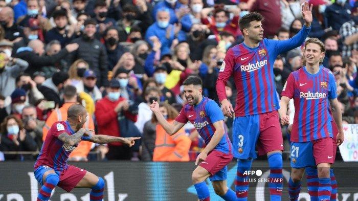 Bek Barcelona Spanyol Jordi Alba (2ndL) merayakan dengan bek Barcelona Brasil Dani Alves setelah mencetak gol selama pertandingan sepak bola liga Spanyol antara FC Barcelona dan Club Atletico de Madrid di stadion Camp Nou di Barcelona pada 6 Februari 2022.