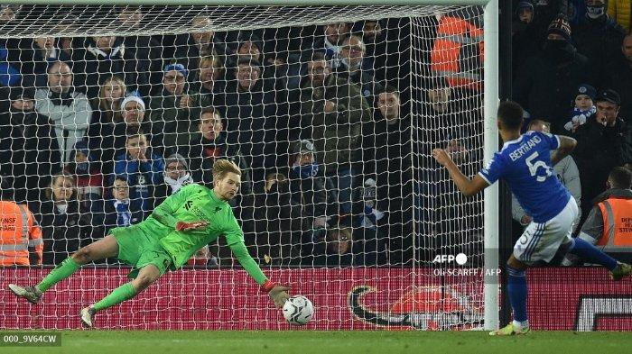 Penjaga gawang Liverpool asal Irlandia Caoimhin Kelleher (kiri) menggagalkan penalti yang dilakukan bek Leicester City Ryan Bertrand (kanan) dalam adu penalti setelah pertandingan sepak bola perempat final Piala Liga Inggris antara Liverpool dan Leicester City di Anfield di Liverpool, Inggris barat laut pada 22 Desember 2021.