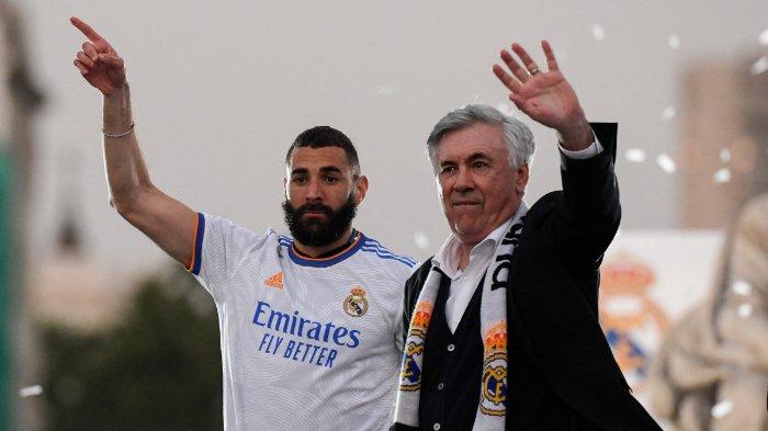 Pemain depan Real Madrid Prancis Karim Benzema (kiri) dan pelatih Real Madrid Italia Carlo Ancelotti melambai kepada para pendukung di alun-alun Plaza Cibeles di Madrid, setelah Real Madrid CF memenangkan pertandingan sepak bola Liga Spanyol melawan RCD Espanyol pada 30 April 2022. Gelar La Liga ke-35 dengan empat pertandingan tersisa setelah kemenangan kandang 4-0 atas Espanyol yang mencakup dua gol dari Rodrygo. Hanya membutuhkan satu poin untuk merebut trofi, Madrid mencetak dua gol melalui pemain Brasil itu pada babak pertama di Santiago Bernabeu sebelum gol lebih lanjut dari Marco Asensio dan Karim Benzema.